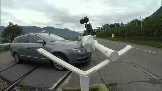 Achtung Bahnschranke | Attenzione sbarra