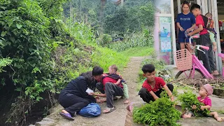 The boy picked wild vegetables to sell and met a woman on the road