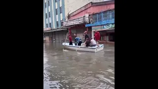 Samsun'da vatandaşlar sel nedeniyle iş yerlerine kayıkla gitti.