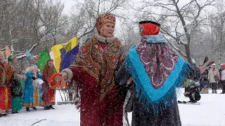 Lively Russian folk dances and songs!  Иванушка приходил, подарочек приносил.