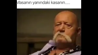 Çakallarla dans Komik Sahne & masanın yanındaki kasanın