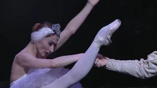 Daria Klimentova Vadim Muntagirov in  Swan Lake Act 2  Pas de Deux, White Swan Adagio,Odette