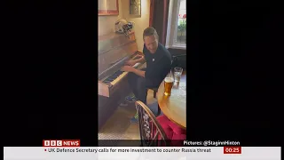 Coldplay's Chris Martin performs couple's wedding song in pub (UK)