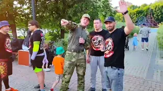 Русские во дворе в сквере "Юбилейный" показали мощь наших традиций💪