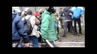 НОВОСТИ Майдан вышел из под контроля Избиение киевлян нацистами на Крещатике