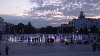 Светящиеся фонтаны на Площади Мира в Краматорске