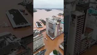Imagens do CENTRO DE PORTO ALEGRE TOMADO PELA ÁGUA do Rio Guaíba que atinge maior nível em 83 anos.