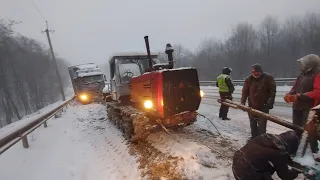 вытащили фуру   куда без т 150к т150гусеничный😃💪техника моща💪