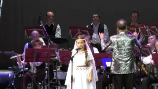Кубекова Софья в сопровождении эстрадно-симфонического оркестра под управлением В. И. Леера.