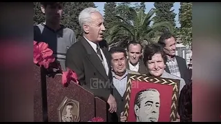 Nostalgjikët përkujtojnë ditëlindjen e ish-diktatorit Enver Hoxha (16 Tetor 2002)