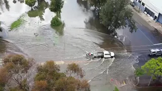 Thousands flee as floods hit Australian inland towns