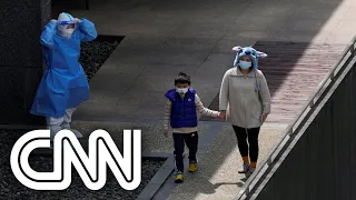 Brasileiro relata como está o lockdown em Xangai | CNN DOMINGO