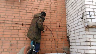 Провод СИП по-фасаду здания. Крепеж в стену.