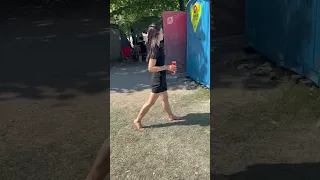 Festivalmenschen seitdem Barfuß im Dixiklo gedropped wurde 🥹