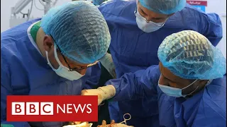 Leading surgeon trains Ukraine’s doctors to treat war injuries - BBC News