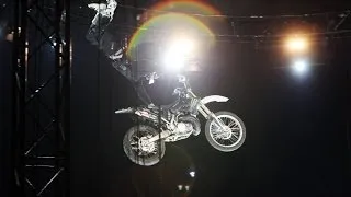 Flic Flac: Atemberaubende Stunts mit dem Motorrad