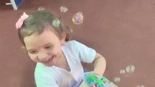 Пистолет пускает мыльные пузыри игрушка аппарат С MIKA MIRACLE на детской площадке видео для детей
