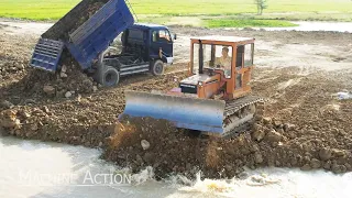 Operator Skills Strong Bulldozer Mini KOMATSU Pushing Stone And 5Ton Dump Truck Unloading Stone