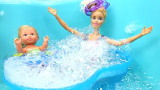 Barbie e Evi Love vão nadar na piscina! Barbie em Português. Vídeo de bonecas para meninas