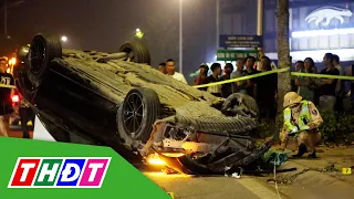 Ô tô lật ngửa sau va chạm với xe máy ở Hà Nội | THDT
