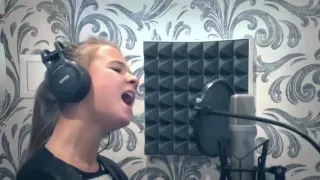 Девочка поет песню Виктора Цоя Кукушка