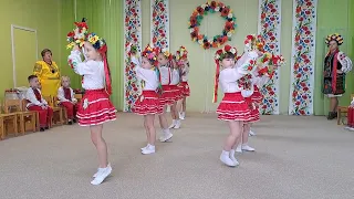 танок з віночками на випускному святі в ЗДО.