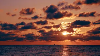Красивый романтический морской пейзаж на рассвете Солнца среди туч