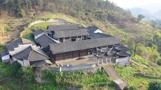 An uninhabited ancient temple in the mountains of Chongqing