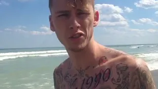 Machine Gun Kelly задают глупый вопрос: Ты MGK?