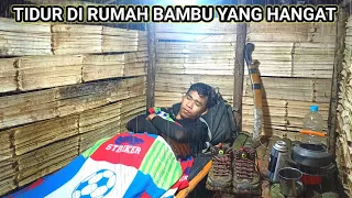 SOLO CAMPING HUJAN DERAS • TIDUR DI DALAM RUMAH BAMBU YANG HANGAT