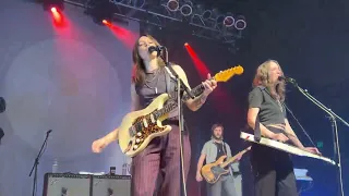 Rebecca & Megan Lovell sisters of Larkin Poe always put on a great show with lots of high energy 👏