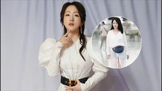 杨钰莹会打扮，身穿一件白色衬衫风衣，腰间别个包可时尚了！