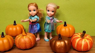 Pumpkins decorations shopping ! Elsa and Anna toddlers shop for Thanksgiving