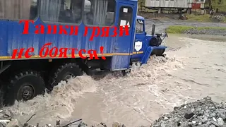 Урал вброд через реку в наводнение которое размыло мост