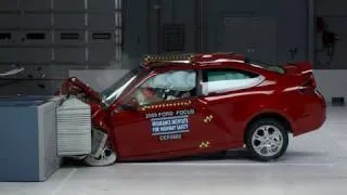 2009 Ford Focus 2-door moderate overlap IIHS crash test