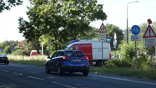 [beinahe Unfall/Wachausfahrt] RTW Florian Rostock 11/83-01 auf Einsatzfahrt mit Beinahe Unfall