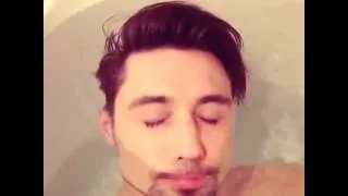 Билан купается в ванне