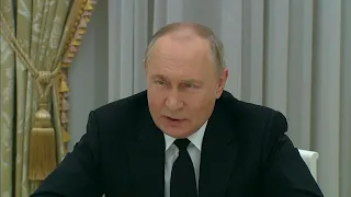 «В России остается много дури и несправедливости»: Путин встретился с лидерами парламентских фракций