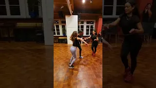 Salsa con dos mujeres