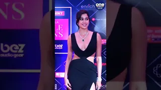 Janhvi Kapoor steals the show in her black slit dress | Pinkvilla Style Icon Awards| Oneindia News