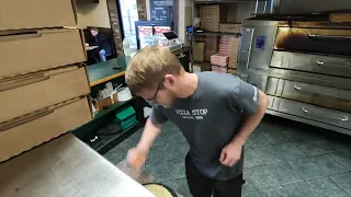 How Does This Guy Run a Pizzeria Without a Single Employee?