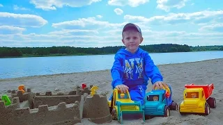 Строительные Машинки на пляже и песочный Замок - Building cars on the beach and the sand castle