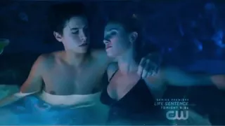 Riverdale 2x14 kiss Jughead and Veronica (2018)