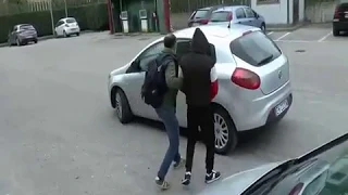 Terni: Il video dell'arresto di due spacciatori romeni da parte della polizia
