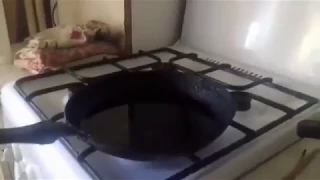 Что будет если в кипящее масло добавить воды [HD]