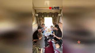 Семья Оксаны Самойловой обедает  в поезде!