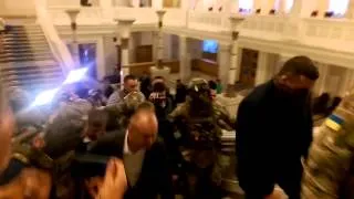 Бійці спецпірозділу вивели Мосійчука з парламенту
