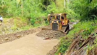 Strange Work !!! CAT Bulldozer D6R XL Makes Its Way on the River