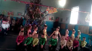Танець на Новий рік другого- Б класу