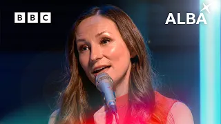 Julie Fowlis - Biodh An Deoch Seo 'N Làimh Mo Rùin | Sabhal Mòr Ostaig @ 50 | BBC ALBA